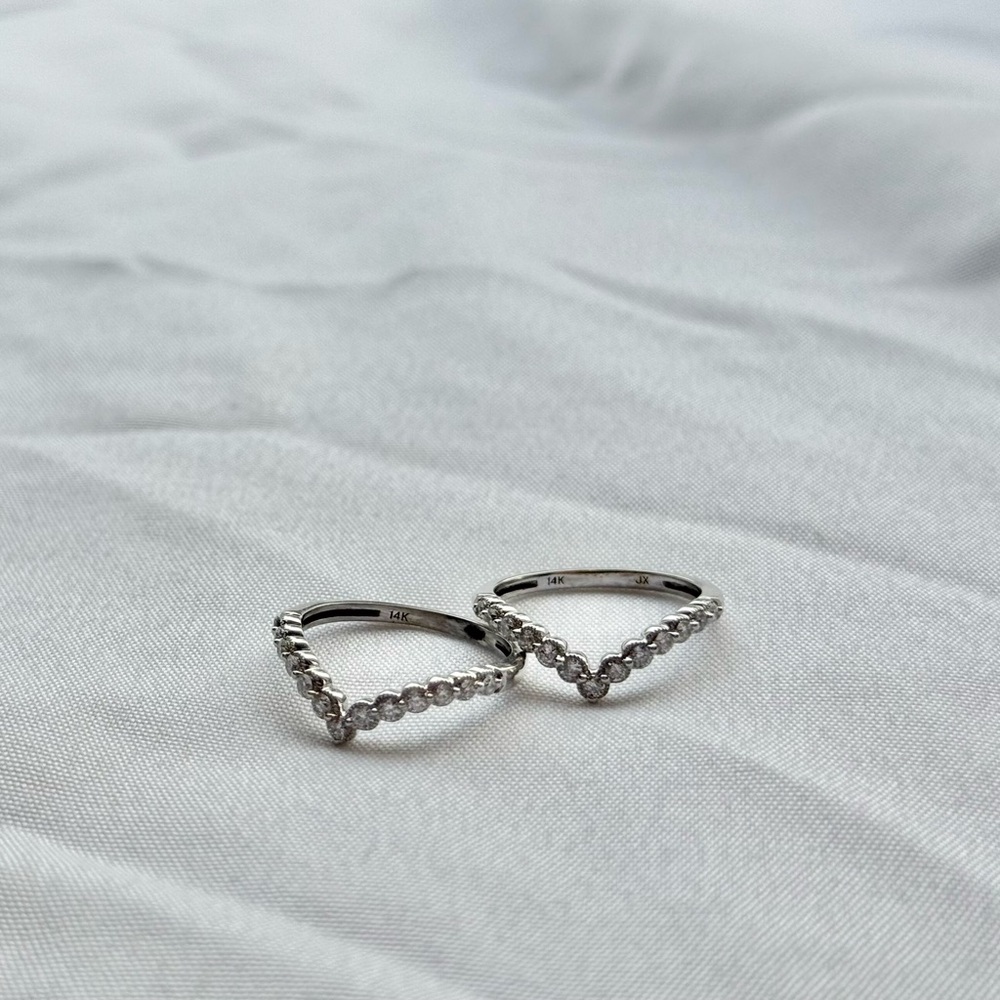ladies multistone chevron style band made in 14kt white gold